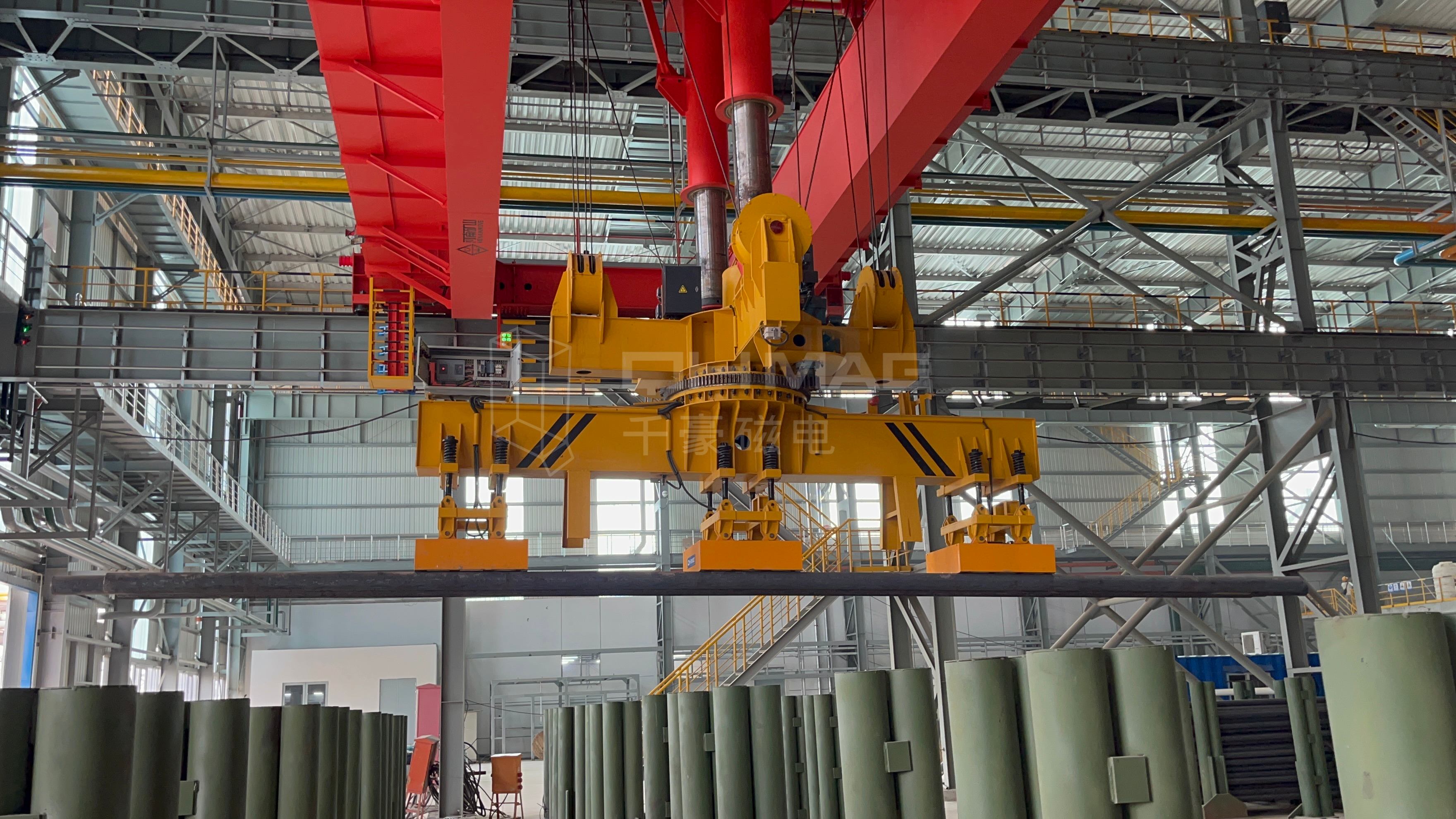 成排圓坯吊運，圓坯吊運，圓坯搬運，吊圓坯，圓坯怎么吊，電永磁吊具，成排鋼管吊運，一次吊一排圓坯，圓坯電永磁吊具，起重電永磁鐵，永磁起重器，起重電磁鐵，電磁吊，磁力吊，吊具，起重吊具，智能行車