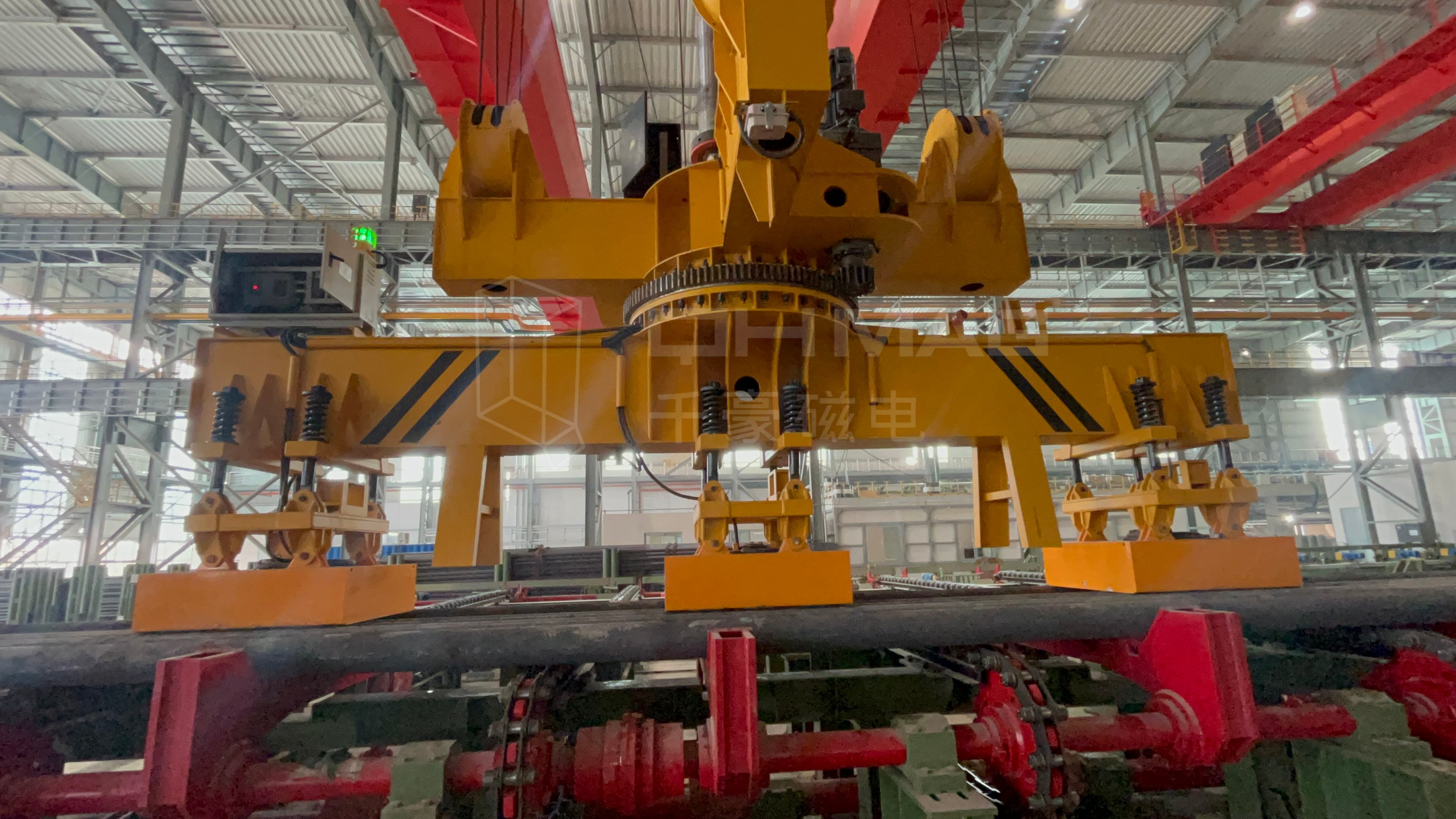 成排圓坯吊運，圓坯吊運，圓坯搬運，吊圓坯，圓坯怎么吊，電永磁吊具，成排鋼管吊運，一次吊一排圓坯，圓坯電永磁吊具，起重電永磁鐵，永磁起重器，起重電磁鐵，電磁吊，磁力吊，吊具，起重吊具，智能行車